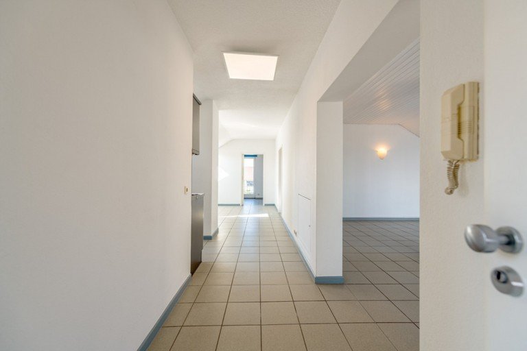 Flur Rsselsheim am Main Dachgeschosswohnung tolle 3,5 Zimmer-Wohnung mit EBK und neuem Bad