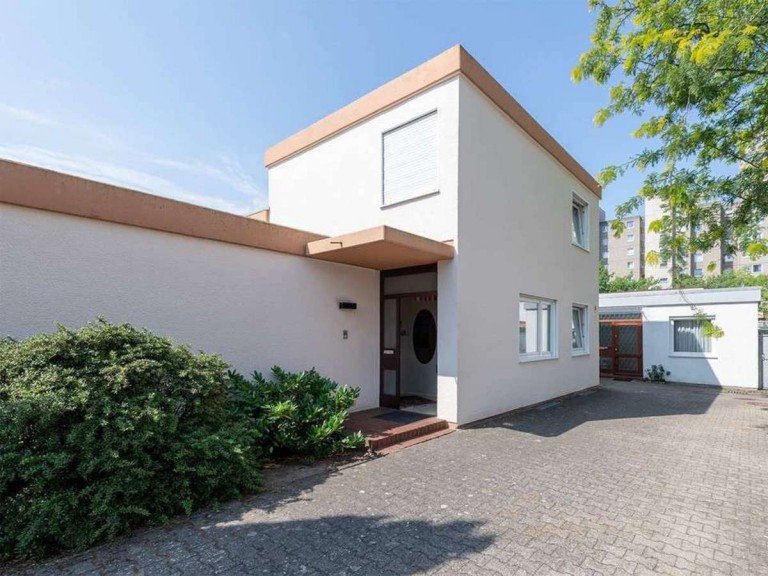 Ansicht Darmstadt Einfamilienhaus Kranichstein: Grozgiges Split-Level-Haus in moderner Bauform