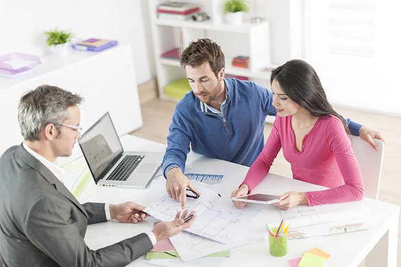 Jemand unterschreibt einen Notarvertrag Jemand unterschreibt einen Notarvertrag