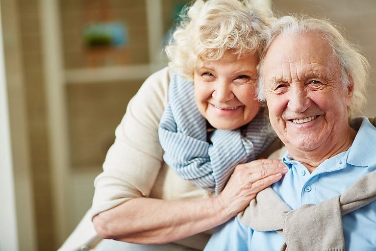 Älteres Ehepaar freut sich über den guten Verkaufspreis