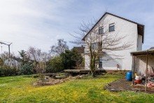 Ansicht solides 2-Familienhaus auf groem Grundstck in Okriftel