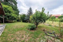 Blick Wiese Einfamilienhaus mit ELW auf groem Grundstck