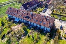 Luftbild Elegantes Reihenhaus in romantischer Schlossanlage