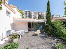 Terrasse Kranichstein: Grozgiges Split-Level-Haus in moderner Bauform