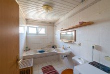 Bad Urberach: Einfamilienhaus mit ELW auf gro�em Grundst�ck