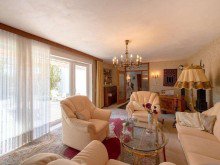 Wohnzimmer Kranichstein: Grozgiges Split-Level-Haus in moderner Bauform