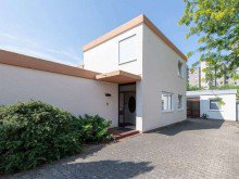 Ansicht Kranichstein: Grozgiges Split-Level-Haus in moderner Bauform
