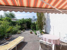 Terrasse Kranichstein: Grozgiges Split-Level-Haus in moderner Bauform